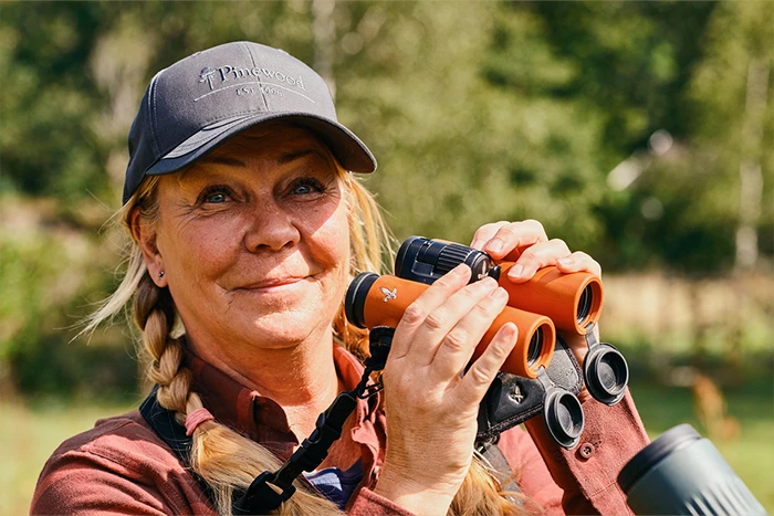 En kvinna med kikare, ett varumärkesjobb för Pinewood