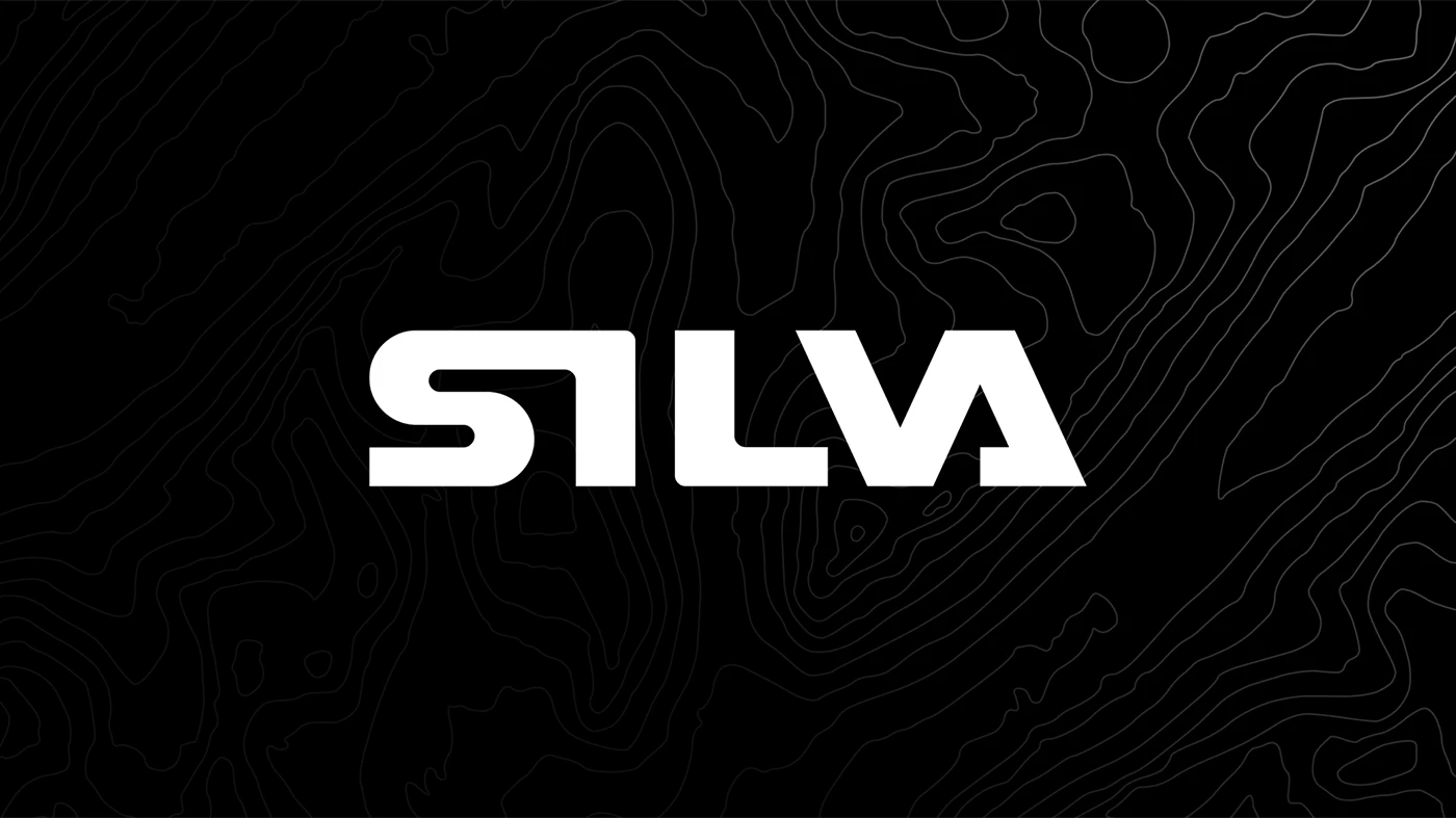 Silva logotyp i vit mot svart bakgrund